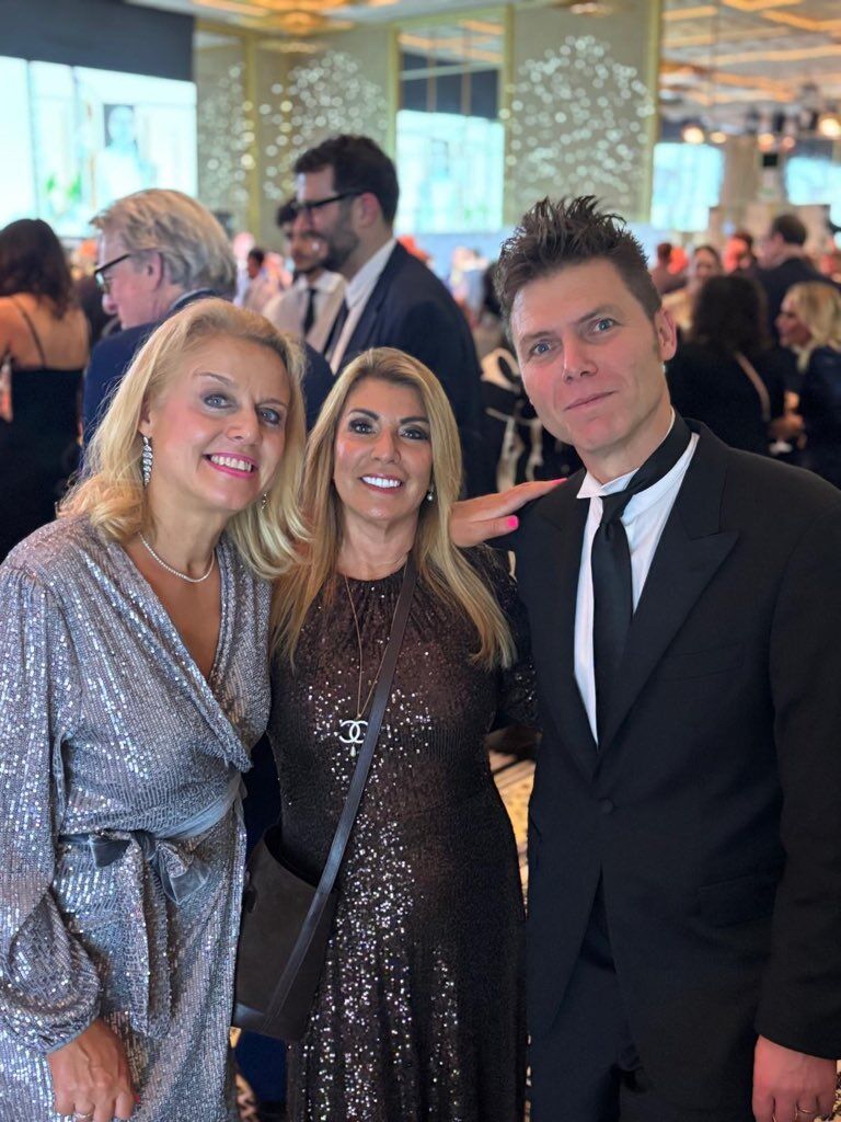 Image for the Tweet beginning: Lovely night out - and